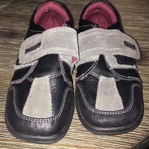 Size 8 Kenneth Cole reaction Velcro shoes